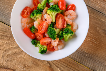 Salad with shrimps and fresh vegetables