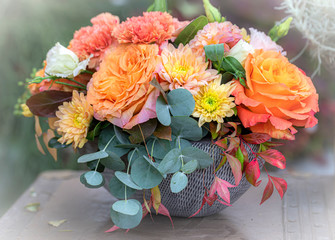 Composizione di fiori recisi in vaso