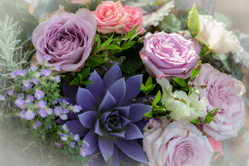 Composizione di rose viola e lilla