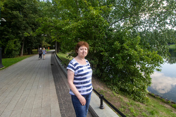 Fototapeta na wymiar Lady Alley on the bank of the pond in the back of Ostankino Park