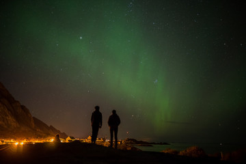 Fototapeta premium Couple looking at northern lights