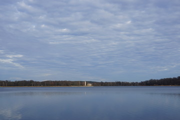 Panoramalandschaft der Havel mit der Heilandskirche am Port von Sacrow