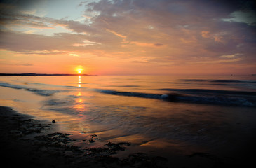 Fototapeta na wymiar Zachód słońca na plaży w Świnoujściu