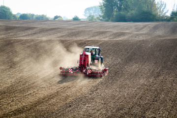 ein Traktor bestellt und bearbeitet ein Feld für die nächste Ernte