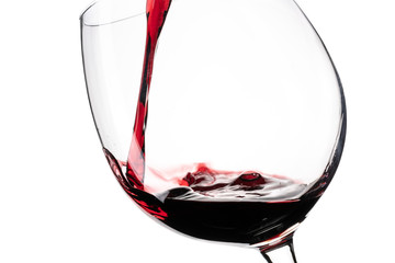 Nalewanie czerwonego wina do kieliszka na białym tle