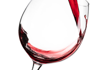 Nalewanie czerwonego wina do kieliszka na białym tle