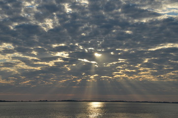 Sol Dourado nas Nuvens
