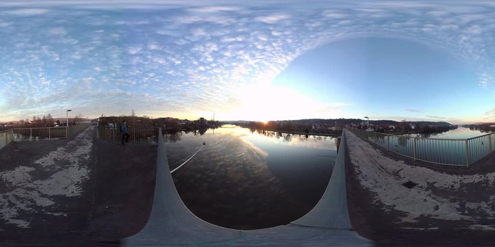 VR360, Flusslandschaft mit Natur und Industrie bei Sonnenuntergang