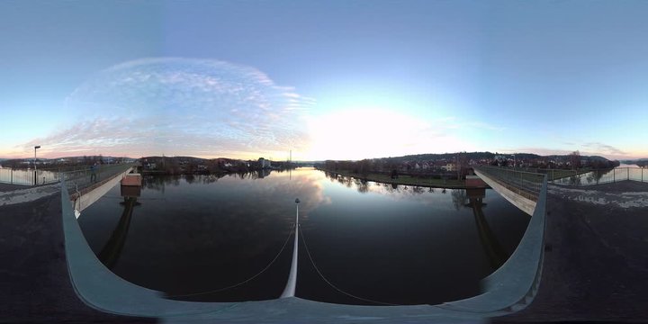 VR360, Flusslandschaft mit Natur und Industrie bei Sonnenuntergang
