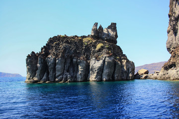 Nietypowe formacje skalne u wybrzeża greckiej wyspy Santorini - obrazy, fototapety, plakaty