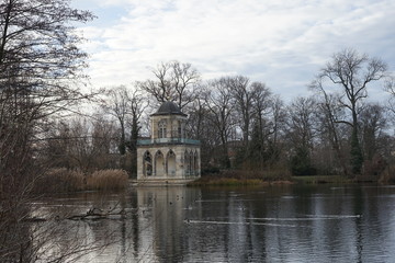 Die Gotische Bibliothek am Ufer des Heiligen Sees in Potsdam