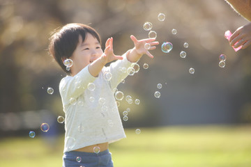 しゃぼん玉で遊ぶ親子