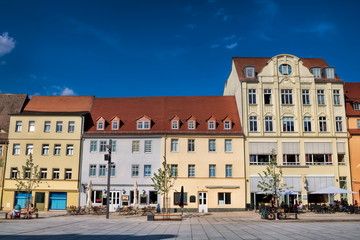 weißenfels, deutschland - marktplatz mit historischer häuserzeile
