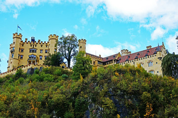 Fototapeta na wymiar Schloss Hohenschwangau vor blauem Himmel
