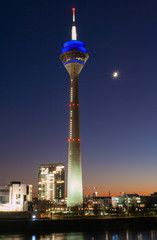 Obraz premium Fernsehturm in Düsseldorf bei Sonnenuntergang, Der Rheinturm in Düsseldorf bei Abenddämmerung