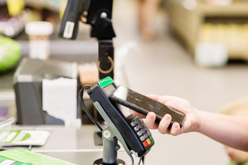using contactless payment at the supermarket