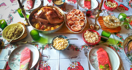 Mesa posta com alimentos