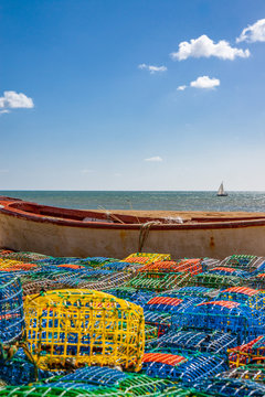 Barca en la playa con jaulas de pesca