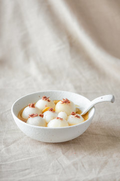 Rice ball sweet soup/gruel. It is Vietnamese dessert eaten on full moon day