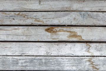 Fototapeta premium Verwitterte graue Holz Bohlen mit Wasserflecken