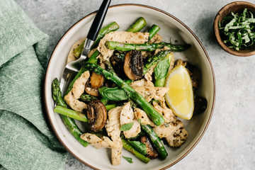 Lemon chicken, asparagus and mushrooms