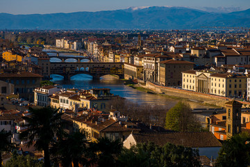 Fototapeta na wymiar Vista aerea del río Arno y sus puentes, donde se destaca el Ponte Vecchio en la ciudad medioeval y cuna del Renacimiento de Florencia, Italia.