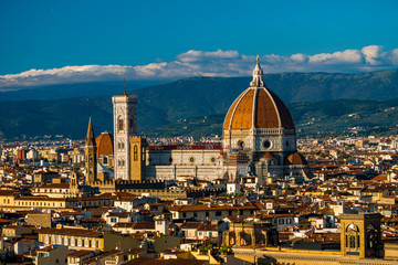 Vista aerea de Florencia, Italia. Se destaca la "cupula de Brunelleschi" del duomo Santa María del Fiore.