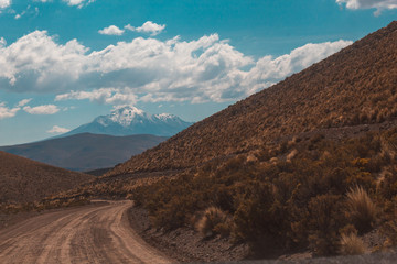 paisaje montaña, desierto y un camino