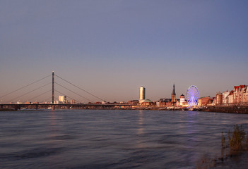 Obraz premium Stadtpanorama von Düsseldorf, Panorama bei Sonnenuntergang