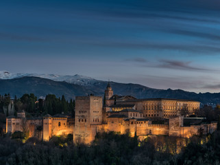 Obraz premium night panoramic view of alhmabra of granada on top of siera nevada mountain