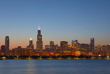 Fototapeta premium Chicago Skyline at blue hour, Chicago, Illinois, United States