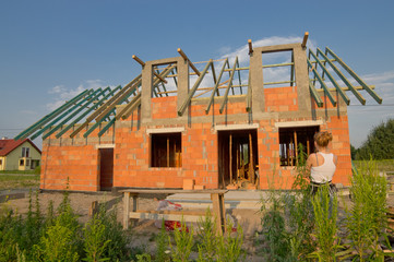 Dom w trakcie budowy z drewnianą więźbą dachową © af-mar