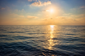 Obraz premium Beautiful sunset over the sea