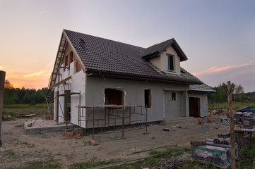 Fototapeta na wymiar Ocieplanie styropianem domu w budowie