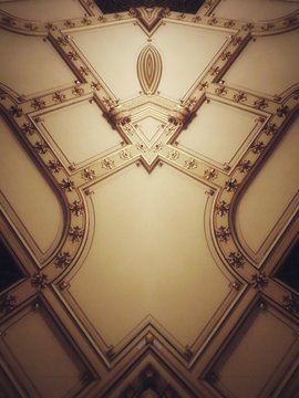 stuckdecke in einer alten konzerthalle 