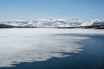 Fototapeta na wymiar USA, California, Mono County, Bridgeport Reservoir: A thin sheet of ice covers the surface of this frozen lake.