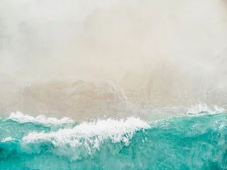 Strand mit türkisfarbenem Meerwasser und Palmen, Luftdrohnenaufnahme, Draufsicht auf wunderschönen weißen Sand © TaylerDerden