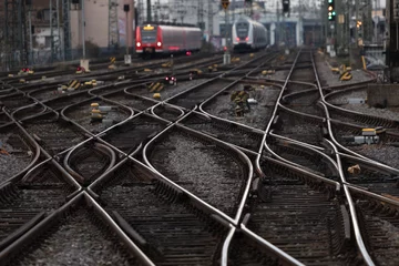 Foto op Plexiglas Treinspoor veel treinsporen in de avond
