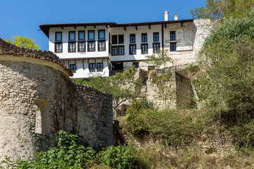 Fototapeta na wymiar Street and old houses in town of Melnik, Bulgaria