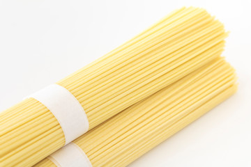 乾燥したスパゲッティの麺の束