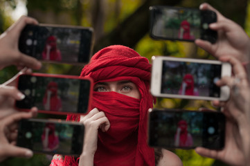 mujer acosada por fotógrafos
