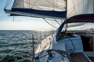 Cockpit einer Segelyacht auf dem Meer