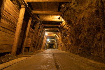 炭鉱のトンネル