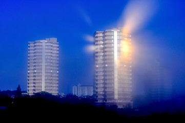 早起きで出会った風景、ベッドタウンの高層ビルの反射光