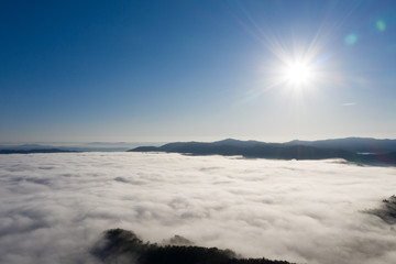 Obraz premium 京都 亀岡 雲海 空撮 自然 冬 旅 広告 素材 晴れ DJI ドローン 空撮