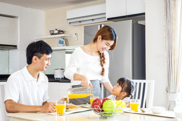 Obraz na płótnie Canvas portrait of Happy asian family have a breakfast in the kitchen