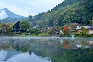 Fototapeta na wymiar 朝霧に包まれた金鱗湖の幻想的な情景＠由布院、大分