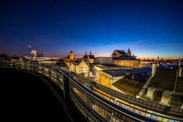 Fototapeta na wymiar Sonnenaufgang über Mainz auf einem Parkhausdach