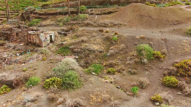 casa vieja en medio de cultivos abandonados, arquitectura antigua a vista de drone