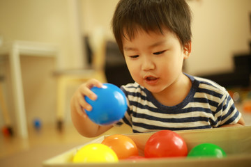 片付けする男の子